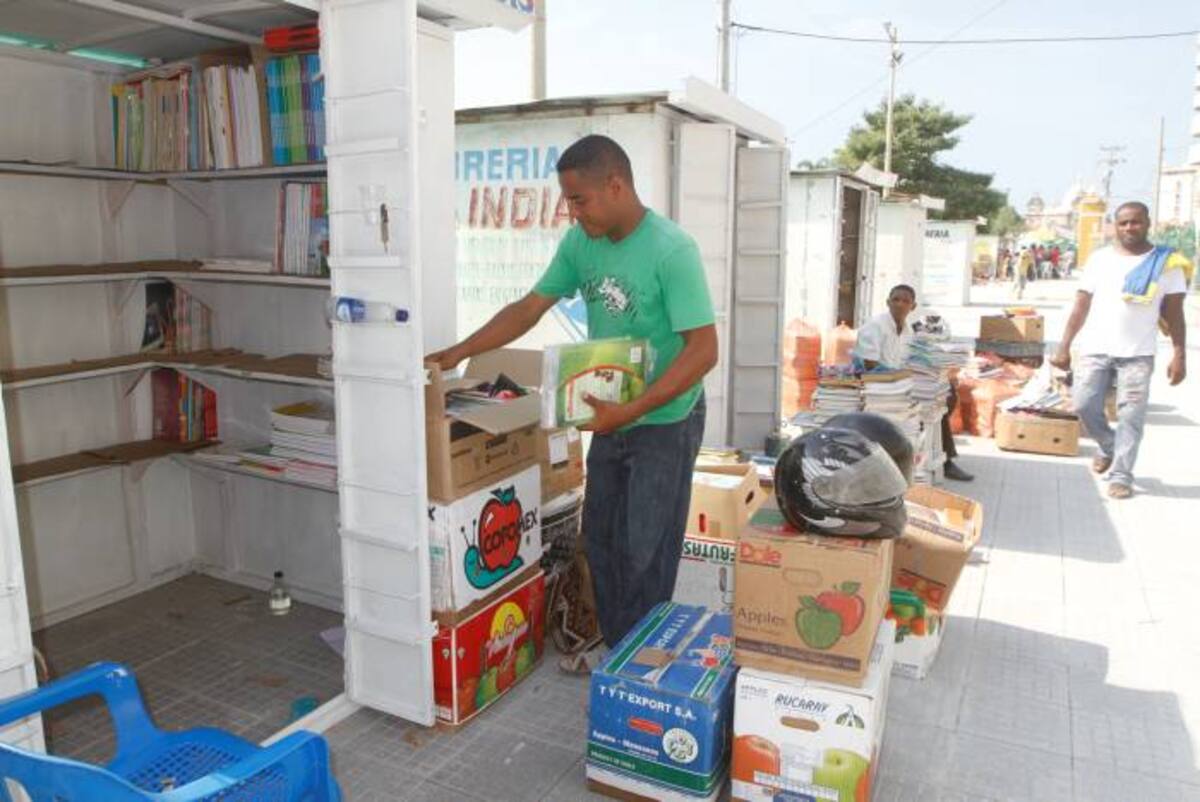 La demora en las obras de recuperación del Parque del Centenario preocupa a los libreros que trabajan en este sitio del Centro Histórico de Cartagena. JULIO CASTAÑO BELTRÁN - EL UNIVERSAL