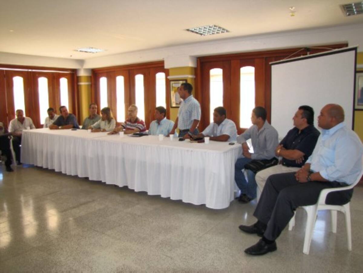 La reunión estuvo encabezada por el representante a la Cámara Pedrito Pereira y participaron los concejales y algunos aspirantes a los cargos a elegir el 30 de octubre. ELÍAS BARRIOS TOUS