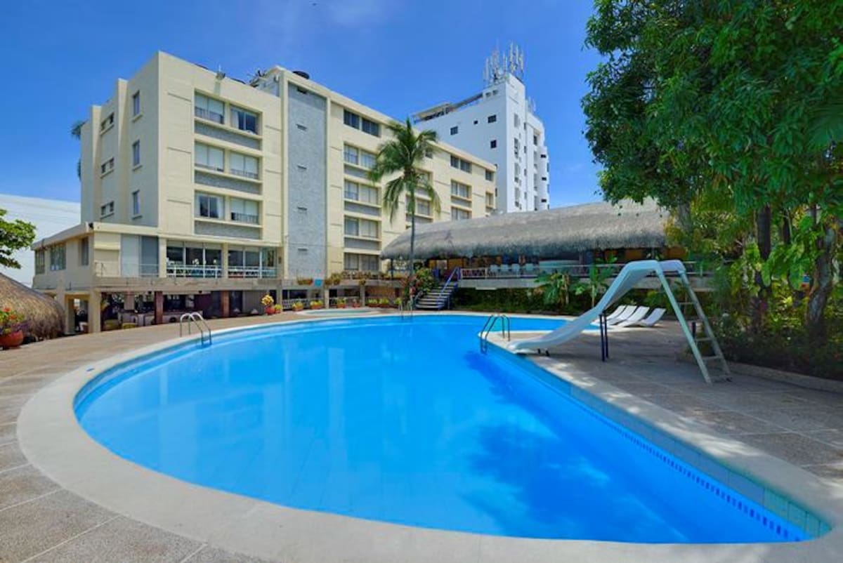 Hotel Bahía se encuentra situado en el barrio de Bocagrande, en un lugar estratégico a 100 metros de la playa y a 5 minutos de la ciudad amurallada.