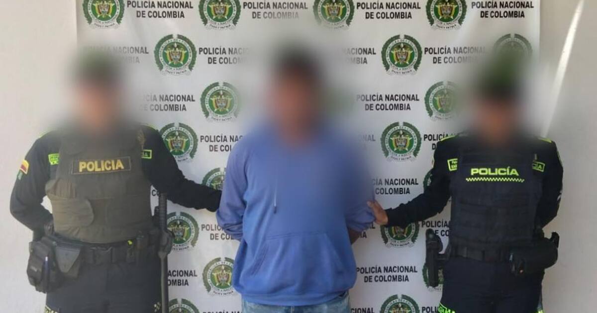 ¡Insólito! Lo capturaron por atacar con un machete a su hijo y pareja en una riña