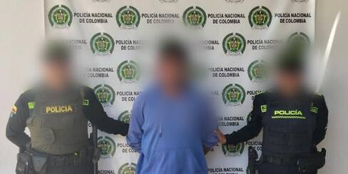 ¡Insólito! Lo capturaron por atacar con un machete a su hijo y pareja en una riña