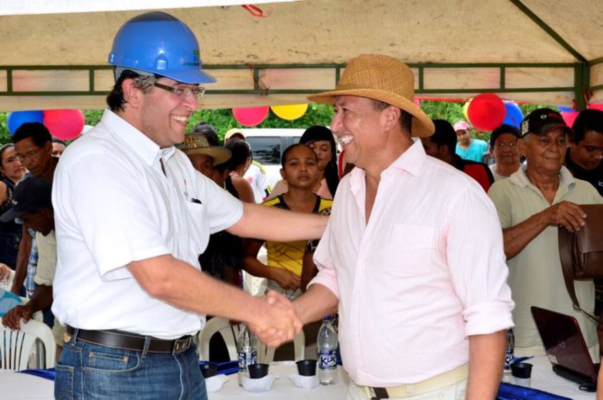 El gerente de Energía Social, Miguel Ángel Santesteban (izquierda) y el alcalde de Santa Rosa de Lima, Rafael Gómez Caraballo. CORTESÍA