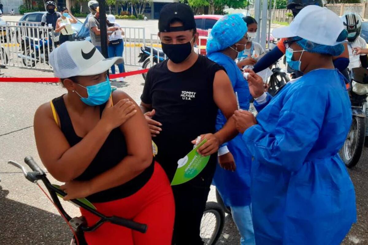 ¡Hasta en bicicleta! Así avanza la jornada de vacunación en Cartagena