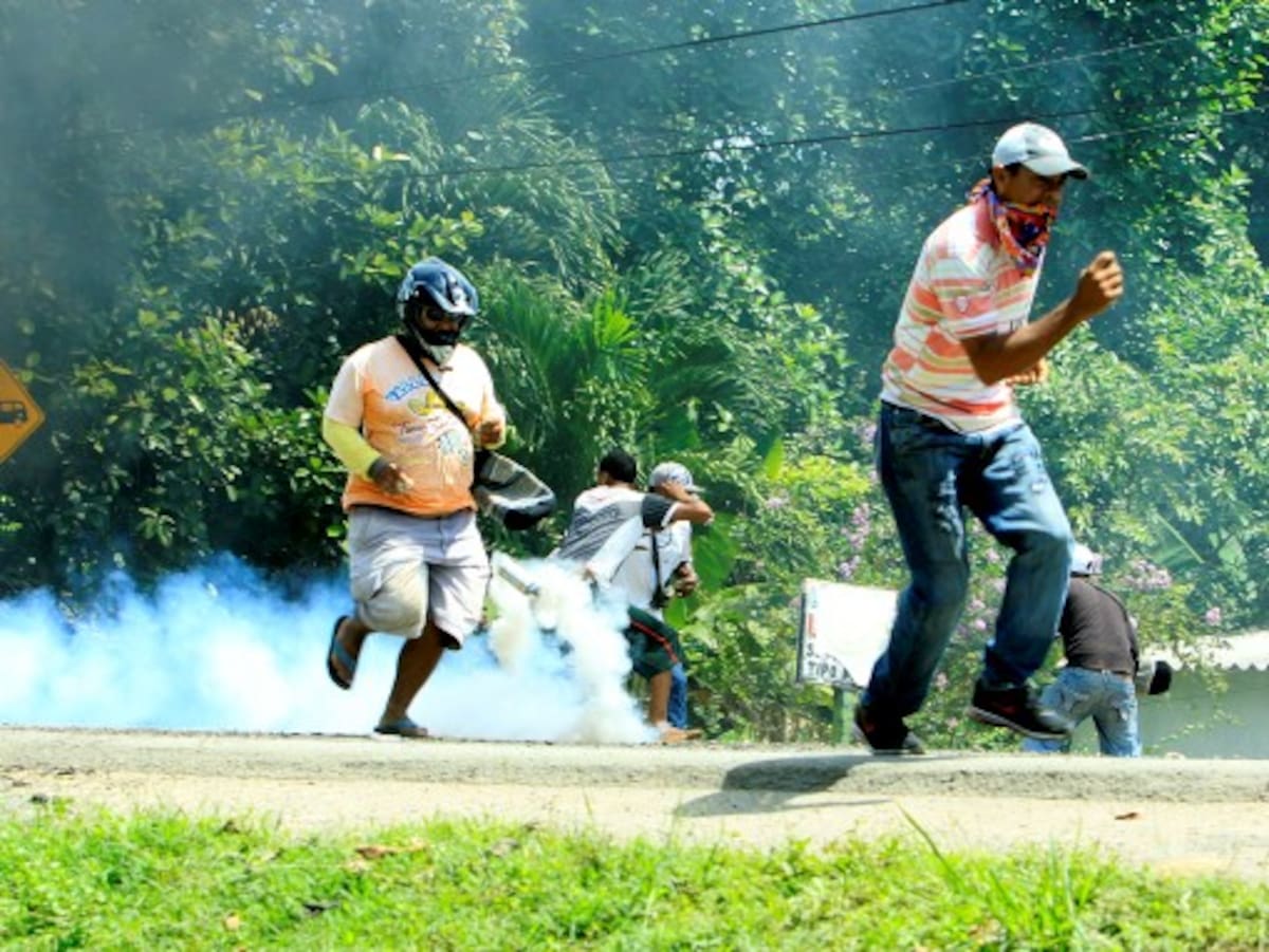 Los miembros del Esmad lanzaron balas de humo para ahuyentar a la horda. JULIO CASTAÑO BELTRÁN