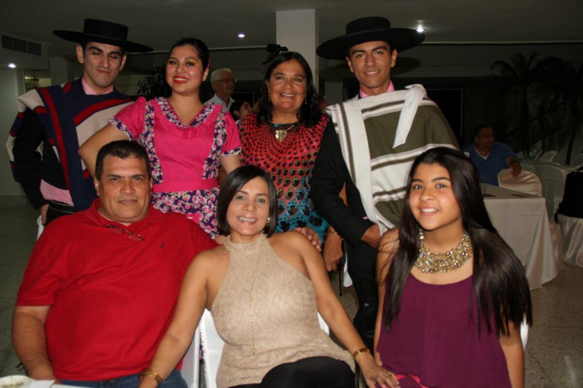 De pie: Víctor Moncada, Camila Castro, Gloria Correa y Carlos López; sentados: Emil Marún, Lorena Hernández y Harissa Marún.