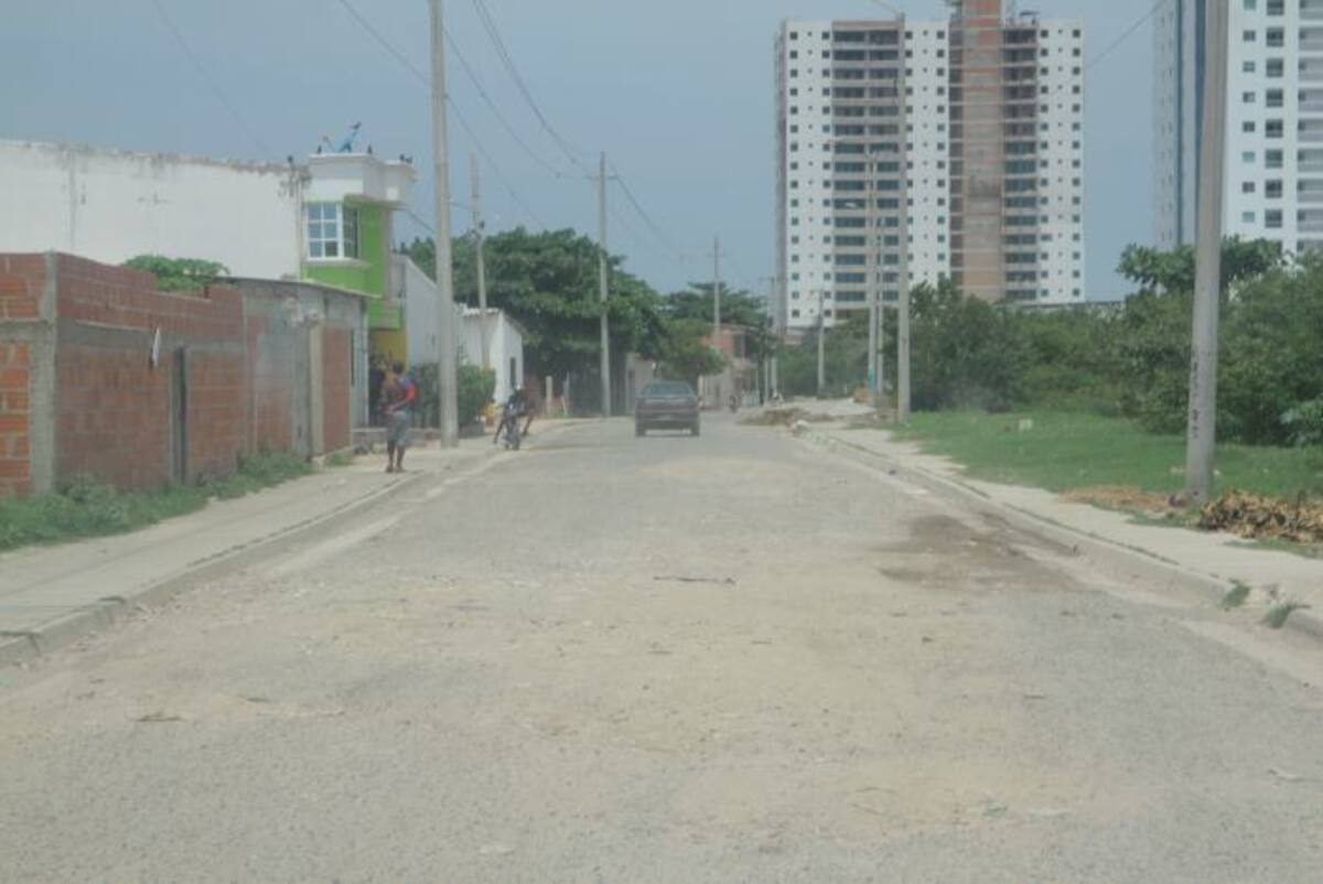 Marginal: Huecos, grietas, y falta de señalización es el panorama de esta vía. Luis Herrán- El Universal.