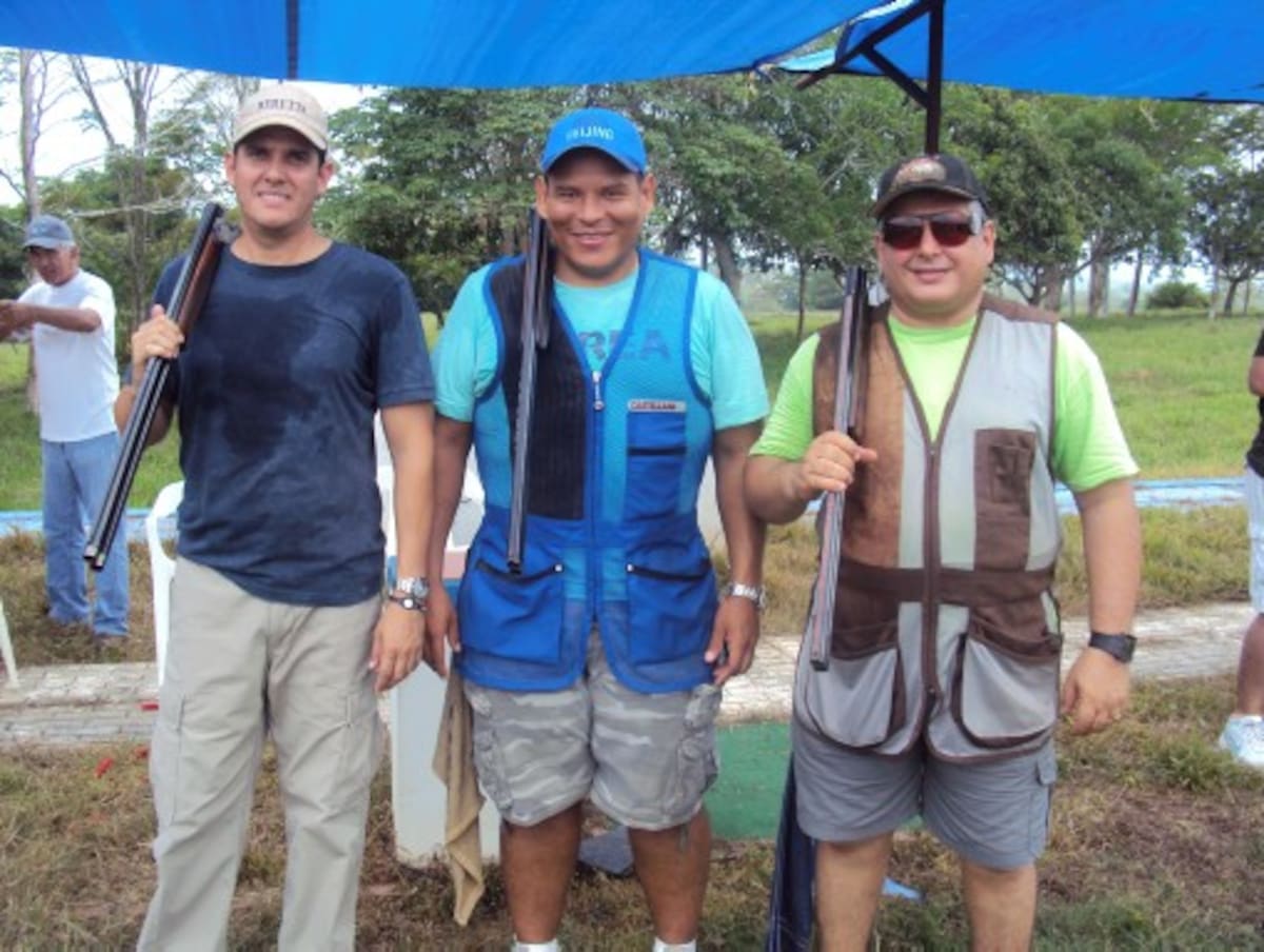 Nicolás Tordecilla, campeón del torneo de tiro deportivo (centro), Alejandro Vergara (izquierda) ocupó el segundo lugar y el veterano Óscar Haddad García fue tercero en el Torneo Departamental de Tiro Deportivo, de trap autómatico. CORTESIA