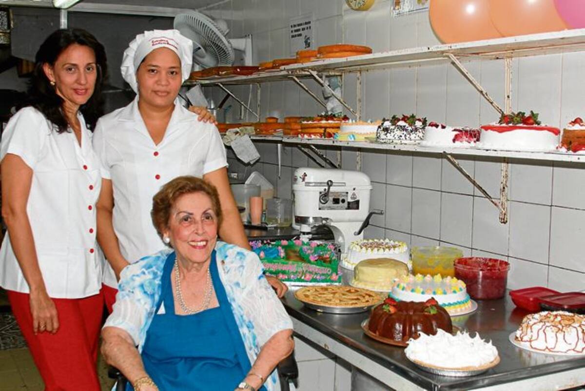 Rosita acompañada de su hija, Rosa Eugenia y Margarita, a quien educó.