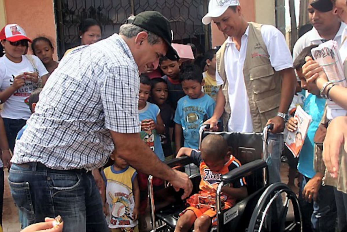 Jairo Fernández Quessep entregó una silla de ruedas a un niño de 6 años con problemas de locomoción.
