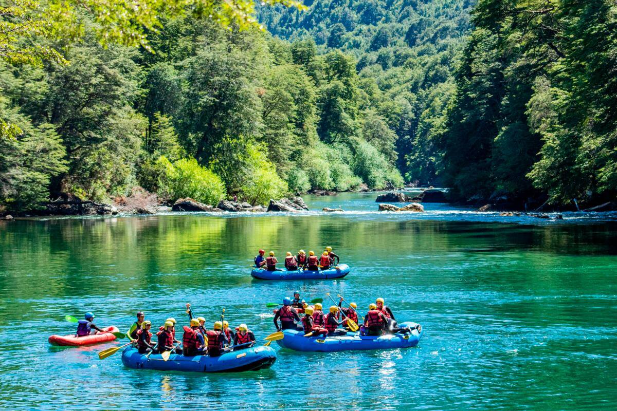 Las actividades al aire libre son ideales para toda la familia: paseos en canoas, kayak, rafting, stand up paddle, cabalgatas, palestra de escalada y canopy entre otras.