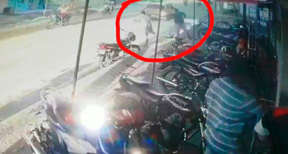 En videos de seguridad de un establecimiento quedó grabado el momento exacto donde le dispararon al hoy fallecido.