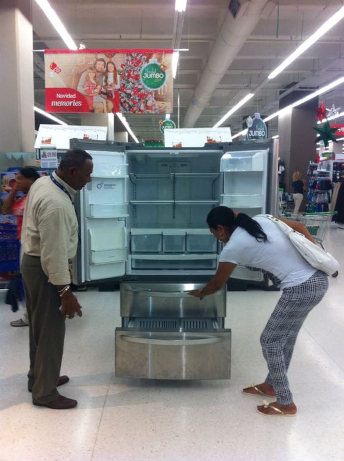 Magola Aguilar Payares llevó la nevera a la tienda Jumbo de Mall Plaza.