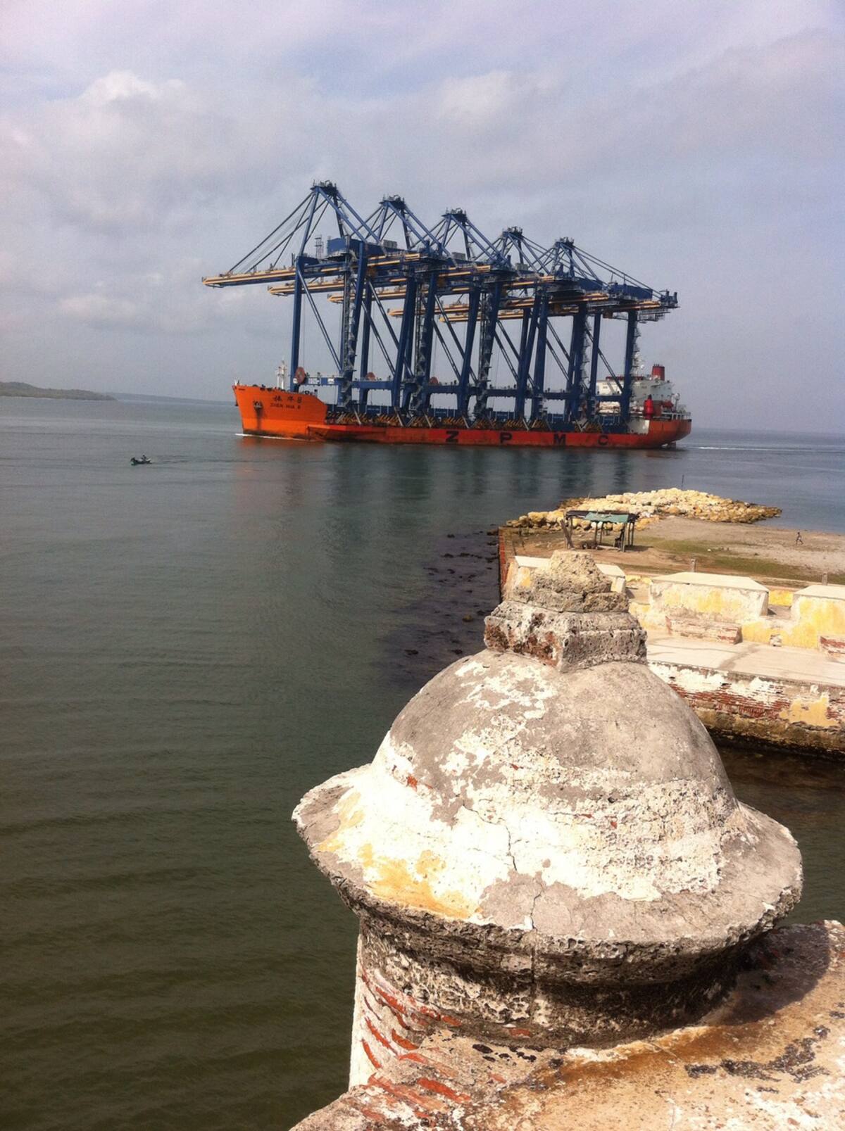 Arribo de las grúas pórtico a Cartagena. EL UNIVERSAL