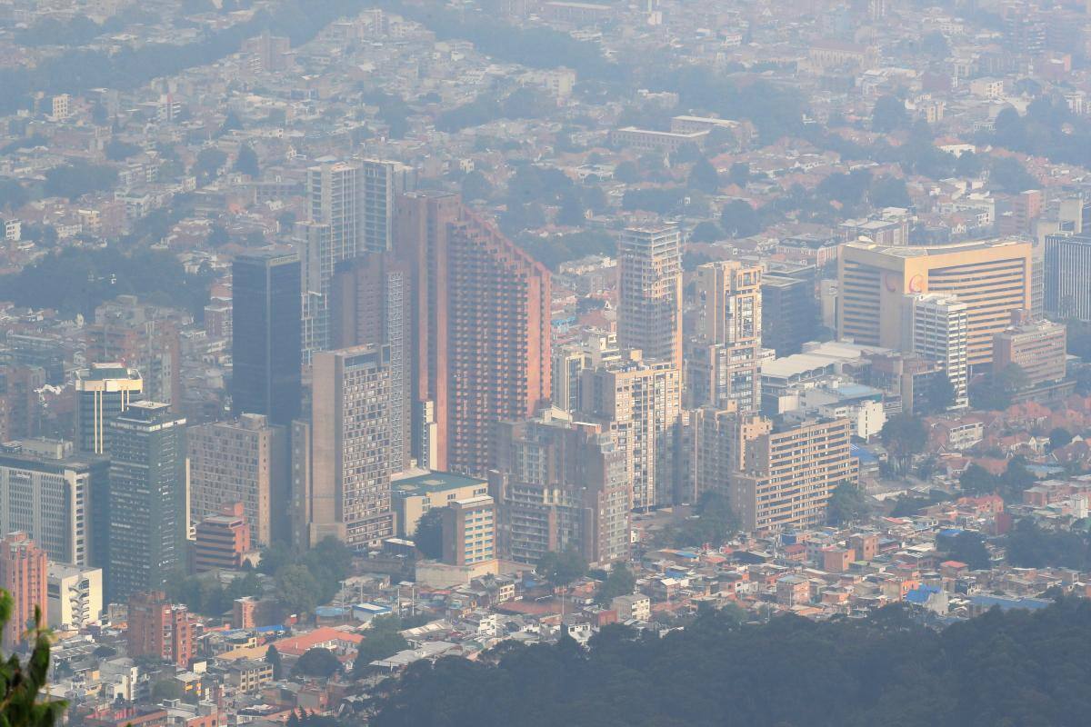 Vista hoy de edificios del centro bajo una capa de humo producida por los incendios de los cerros orientales, en Bogotá (Colombia). //EFE/Carlos Ortega