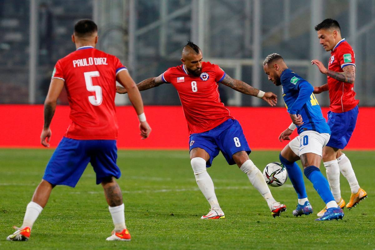 Arturo Vidal podría ser delantero con Chile ante Colombia