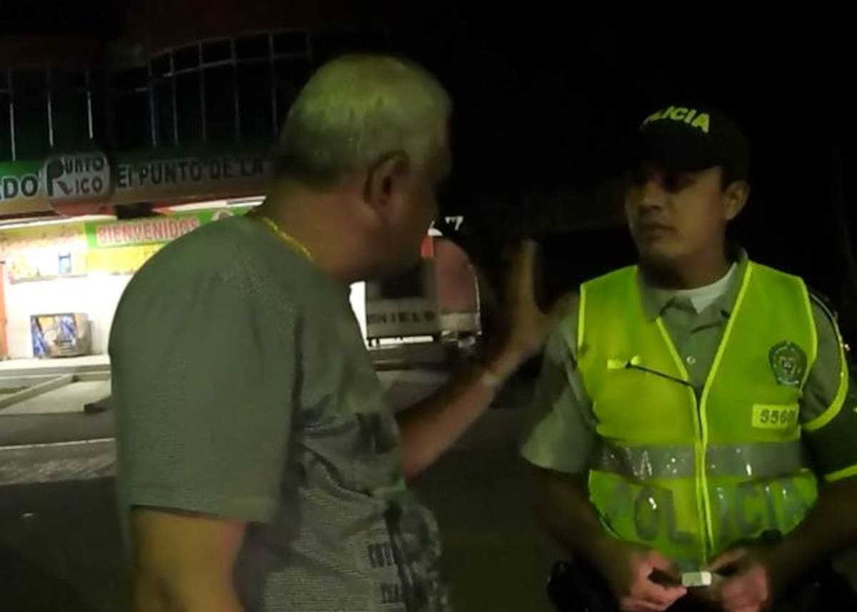 El infractor alega con el agente de Policía. CORTESÍA