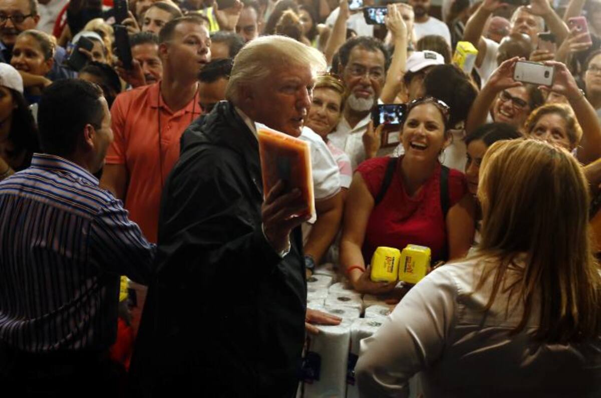Donald Trump lanzó harina y papel toalla a los damnificados del huracán María en Puerto Rico. EFE Thais Llorca