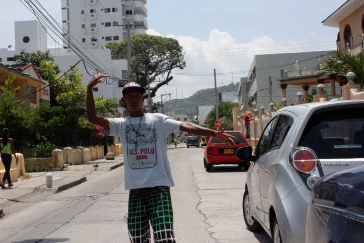 Iván Trujillo Cuadrado cuida vehículos hace más de 12 años. Su punto de trabajo lo estableció frente a la Parroquia Santa Cruz de Manga. LUIS CARLOS PRADO - EL UNIVERSAL