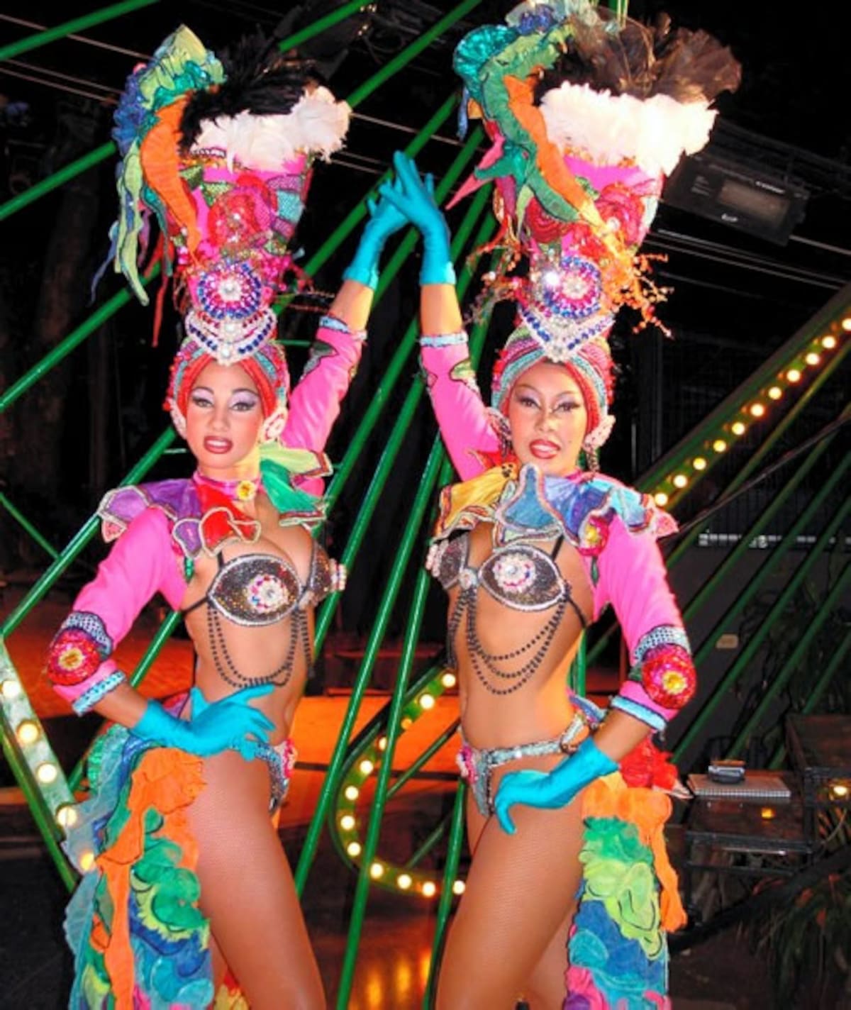 El show es uno de los espectáculos musicales de mayor fama mundial que cuenta en su espectáculo con hermosas bailarinas con sexys trajes adornados con plumas y lentejuelas para danzar al ritmo de la música de una banda en vivo.