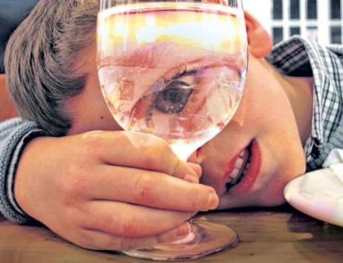 Probar, explorar: esas son las razones que aducen los niños y los adolescentes para tomarse su primer trago de licor. COLPRENSA - EL PAÍS