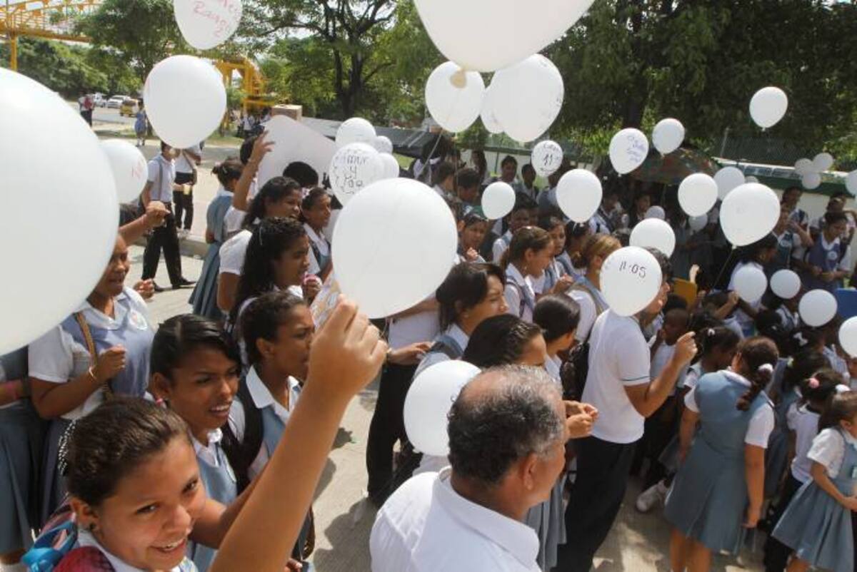 Con globos blancos, los estudiantes hicieron un llamado a la reflexión. JULIO CASTAÑO - EL UNIVERSAL