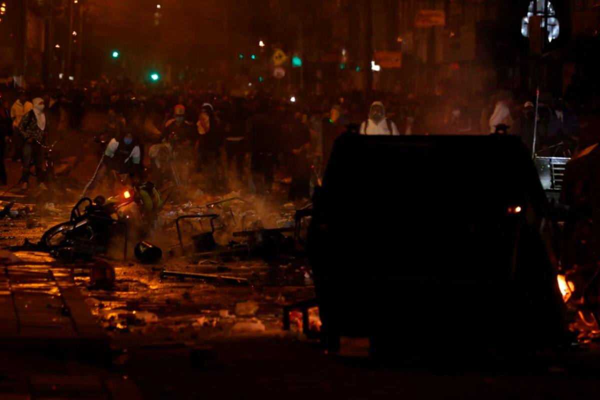 Las protestas empezaron en la tarde y se extendieron hasta altas horas de la noche. // Colprensa.