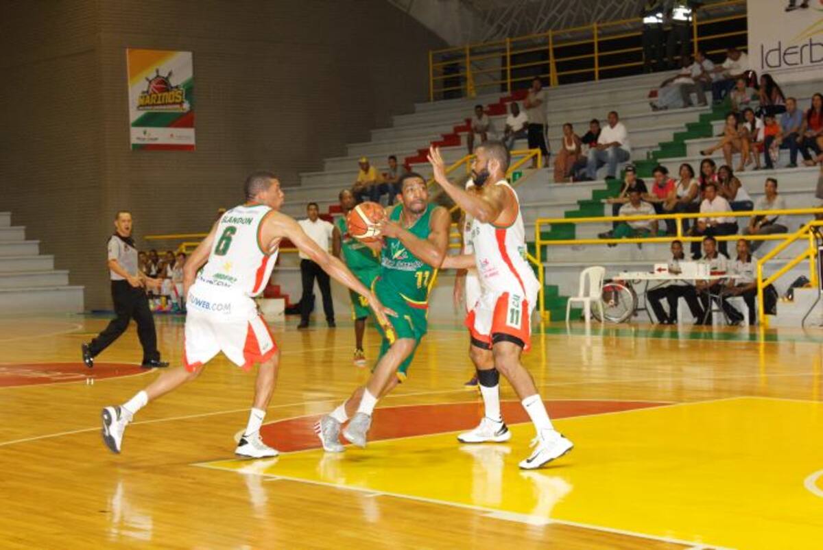 Brandon Rayson, de Marinos, intenta penetrar al aro de Cafeteros. Kailline Giraldo-El Universal