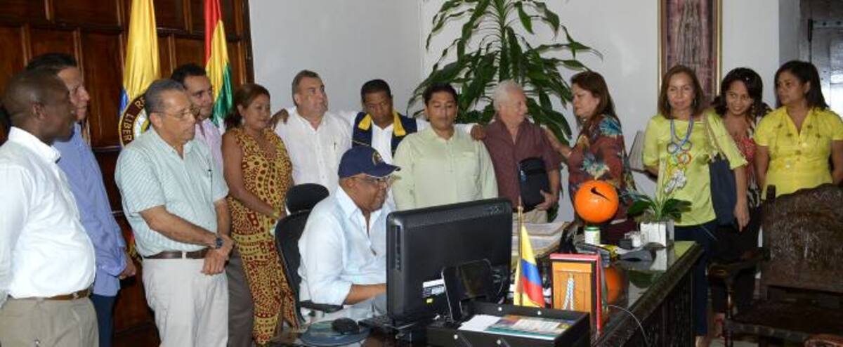 En su regreso, el Alcalde fue recibido por sus secretarios en su despacho. CORTESÍA PRENSA ALCALDÍA