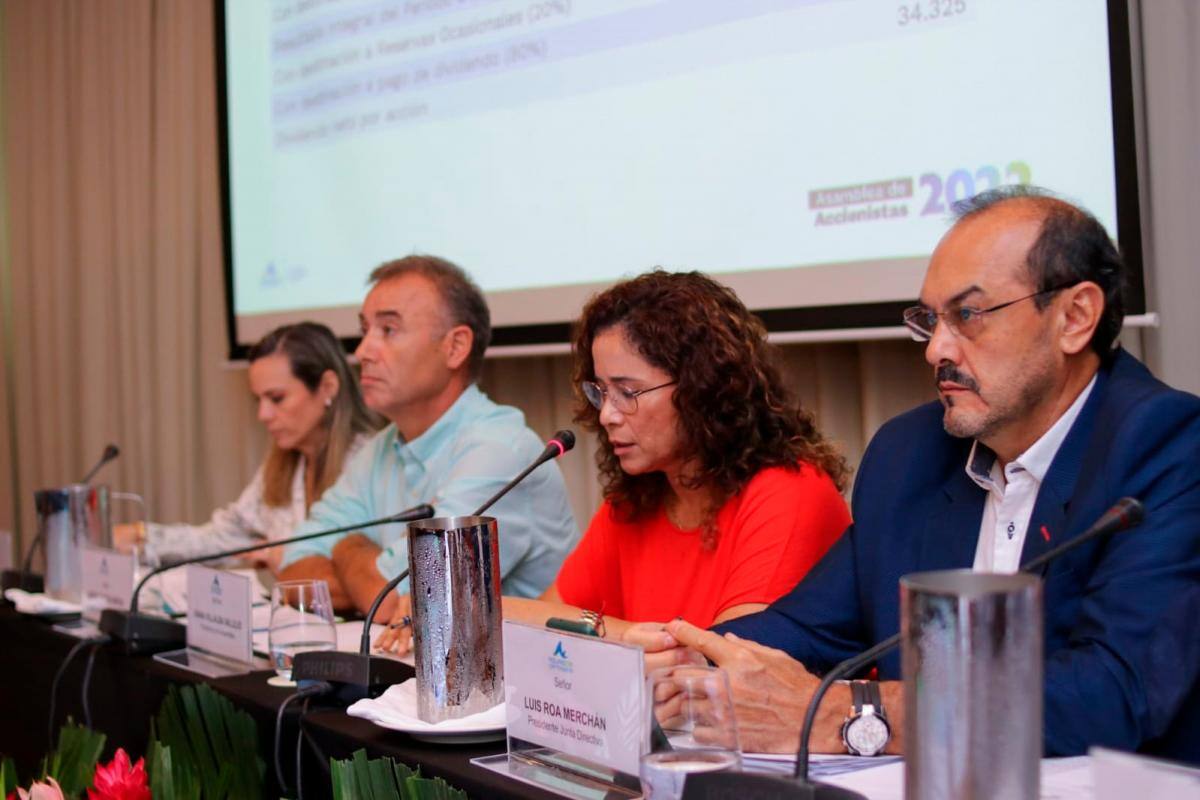 Diana Villalba, secretaria de Hacienda (en el centro), en representación del alcalde Dau, presidió la Asamblea Extraordinaria de Acuacar. //CORTESÍA