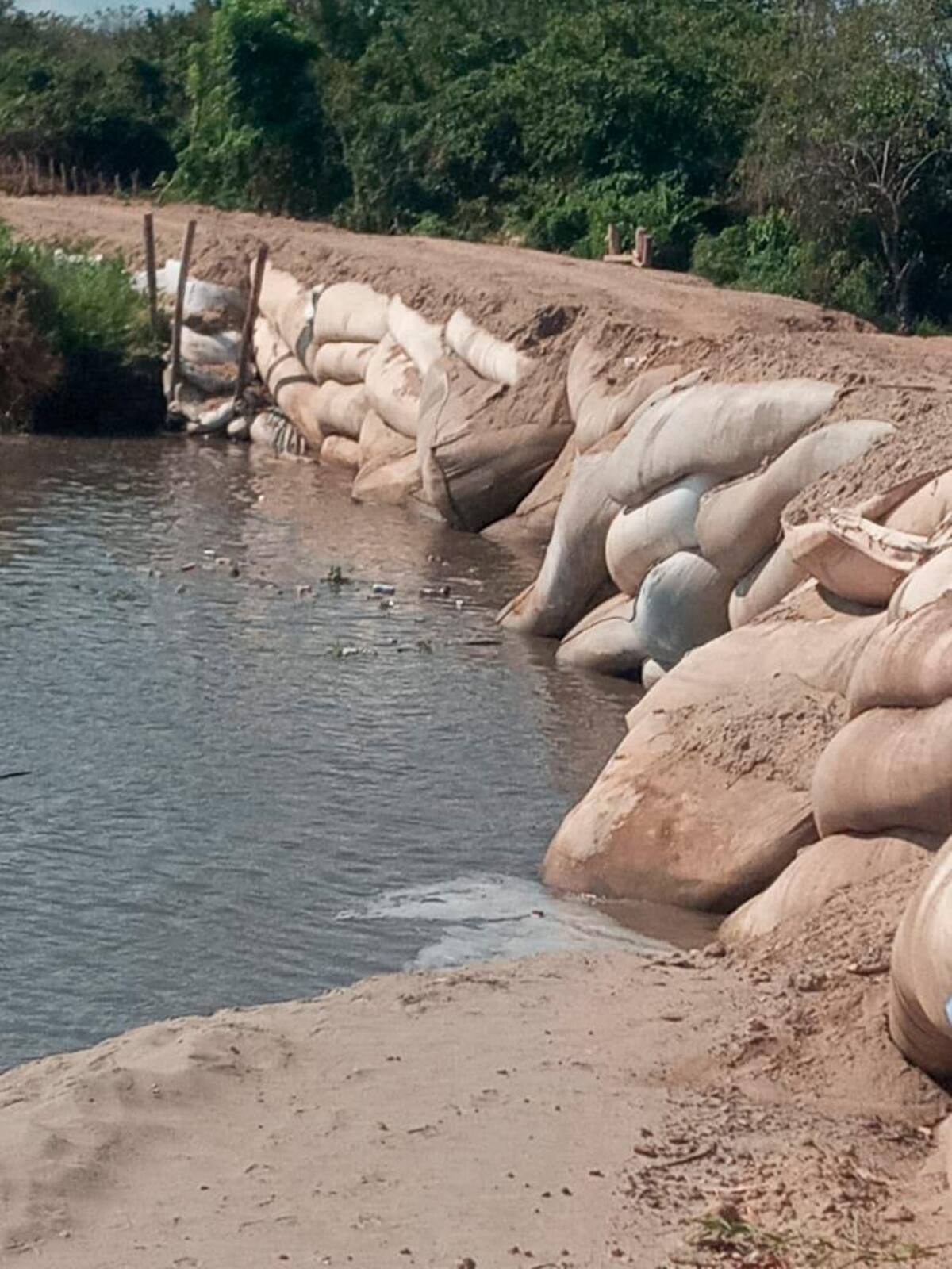 Así estaba la barrera antes de ser superada por la fuerza de las aguas.