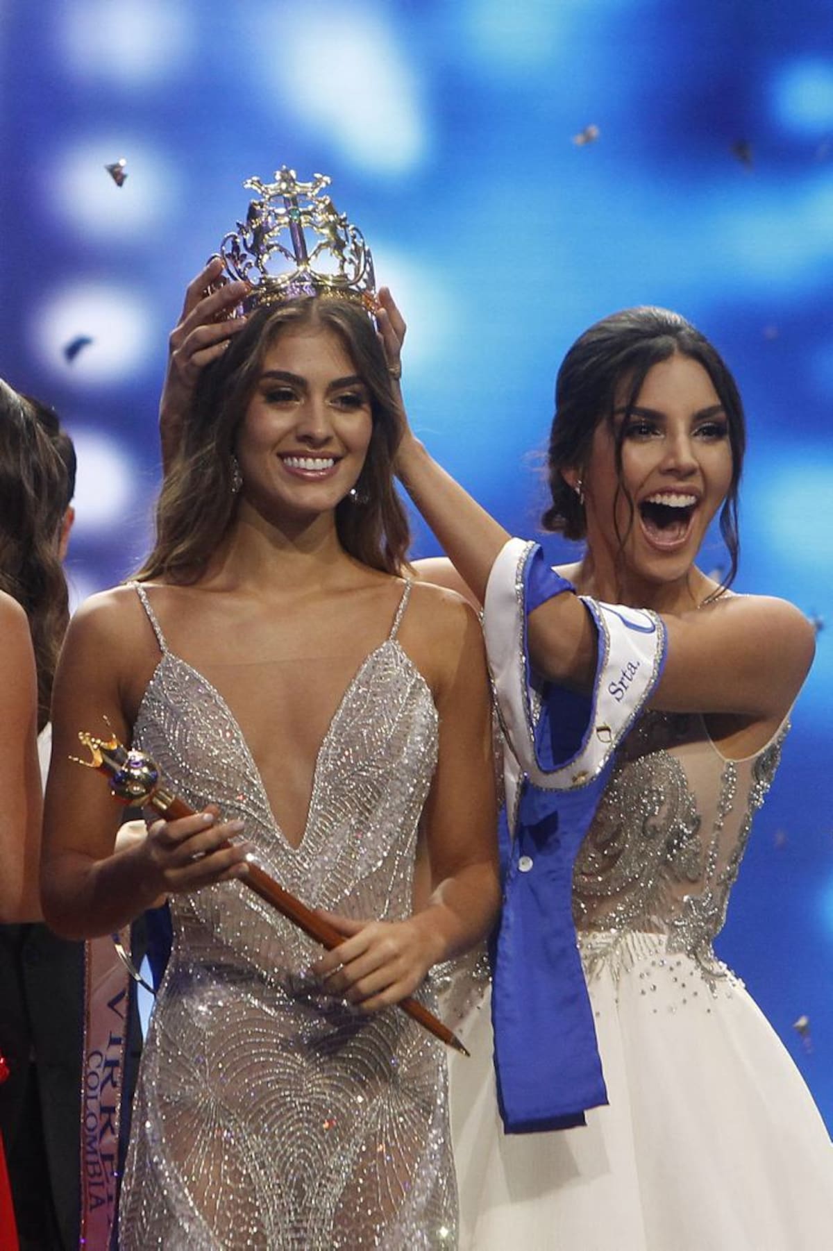 La Señorita Valle, Valeria Morales, es coronada como la nueva Señorita Colombia y recibe la corona de su antecesora Laura González. EFE