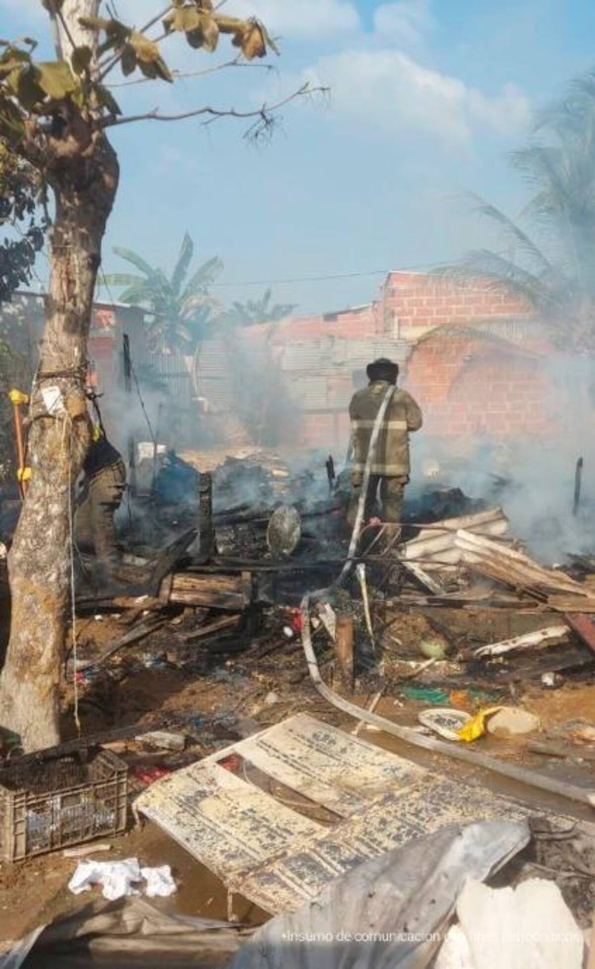 Incendio destruyó dos casas en Olaya y dejó a una niña quemada.