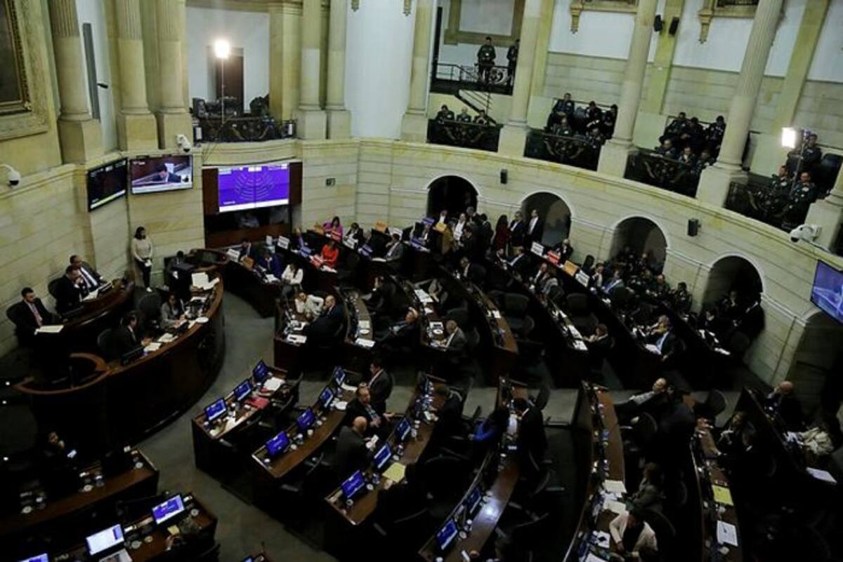 La denuncia afirma que a cambio de votos, a los congresistas se le entregaban cupos indicativos, cargos públicos a familiares y a amigos o contratos. Colprensa.