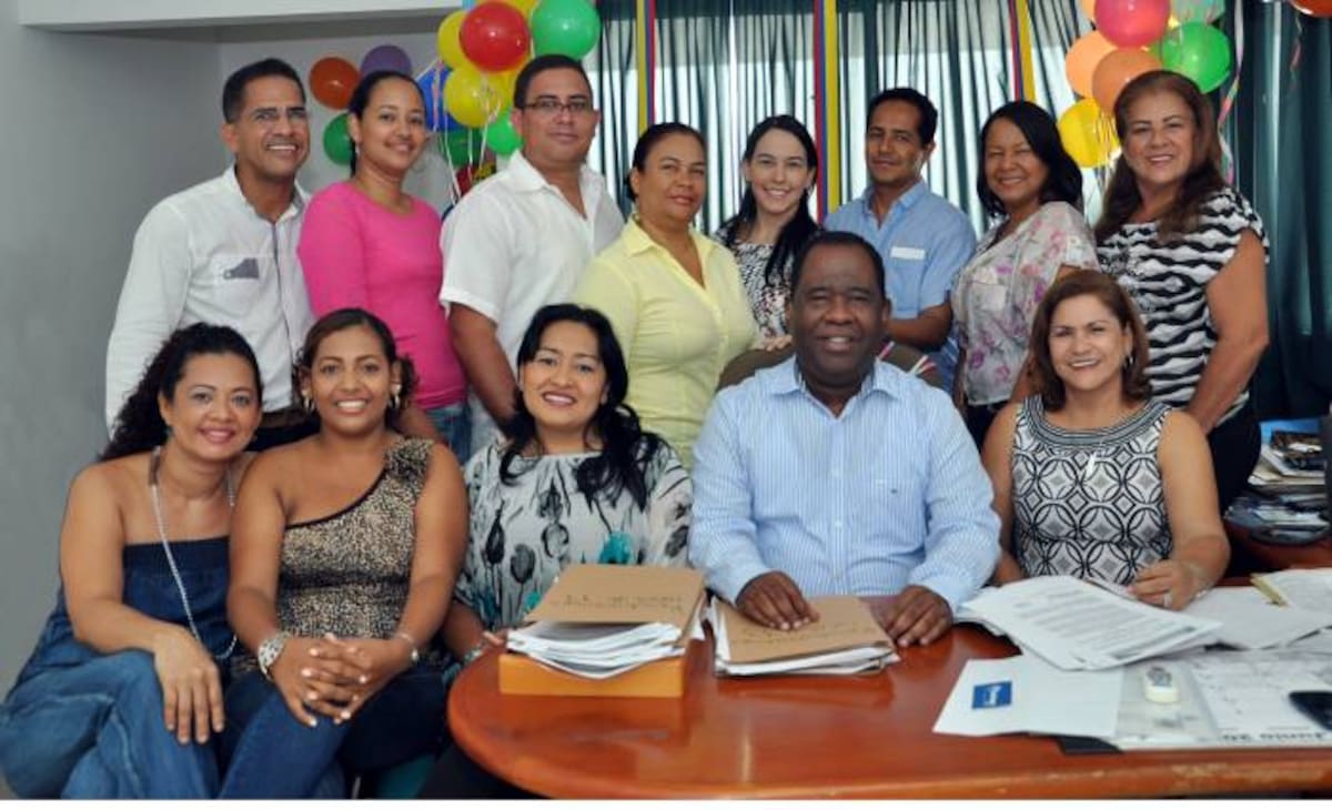En la fotografía, de izquierda a derecha, sentados: Marisol Llorente, Milena Guerrero, María de Jesús Vargas, el cumplimentado, Amaury Julio Pérez y Amparo Alvarez. De pie: Alberto Pombo, Gently Escorcia, Carlos Hernández, Matilde Beltran, Carolina Rodríguez, Larry De La Ossa, Piedad Vásquez y Gloria Villa Rafael Zabala - Cortesía -