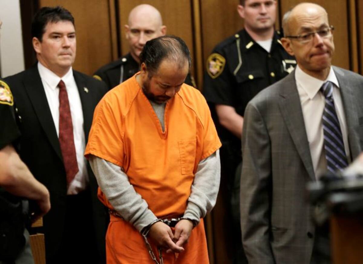 Ariel Castro, vestido con el tradicional traje de presidiario, no levantó la cabeza. AP