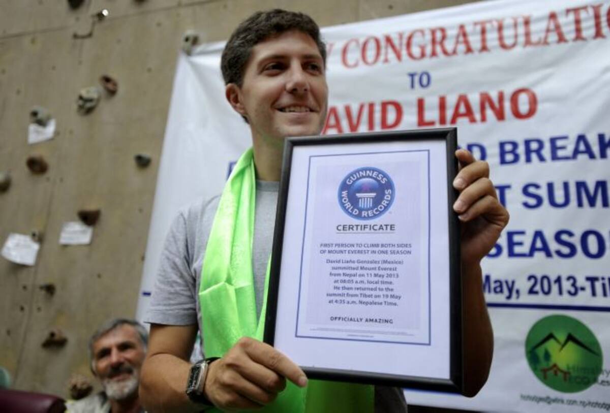 El mexicano David Liano González alcanzó la cima del Everest, escalando la cara norte y sur en el 2013. AFP PRAKASH MATHEMA