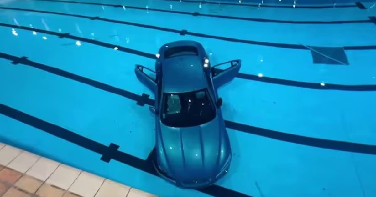 Auto pierde el control y termina dentro de una piscina con personas en el agua