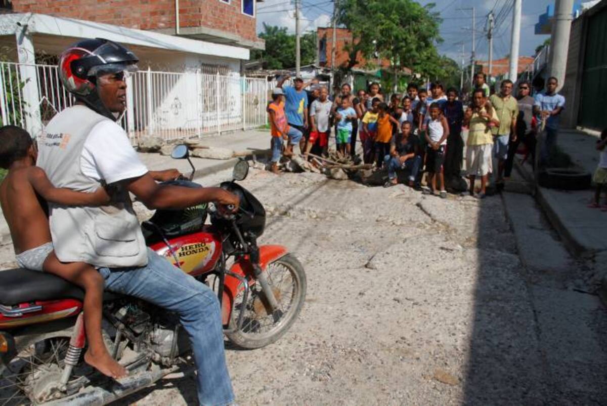 A la gran catidad de conductores que se asomaron en la tarde de ayer por la calle San Nicolás en el barrio Medellín, no les quedó otra alternativa que devolverse e ir a buscar rutas alternas. ÓSCAR DÍAZ ACOSTA