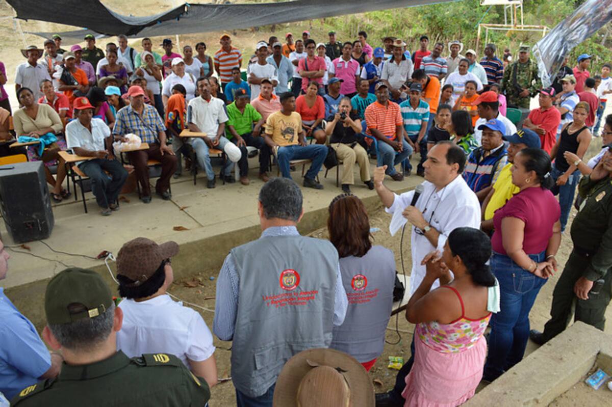 Encuentro de una comitiva nacional con las víctimas de Pita. COLPRENSA