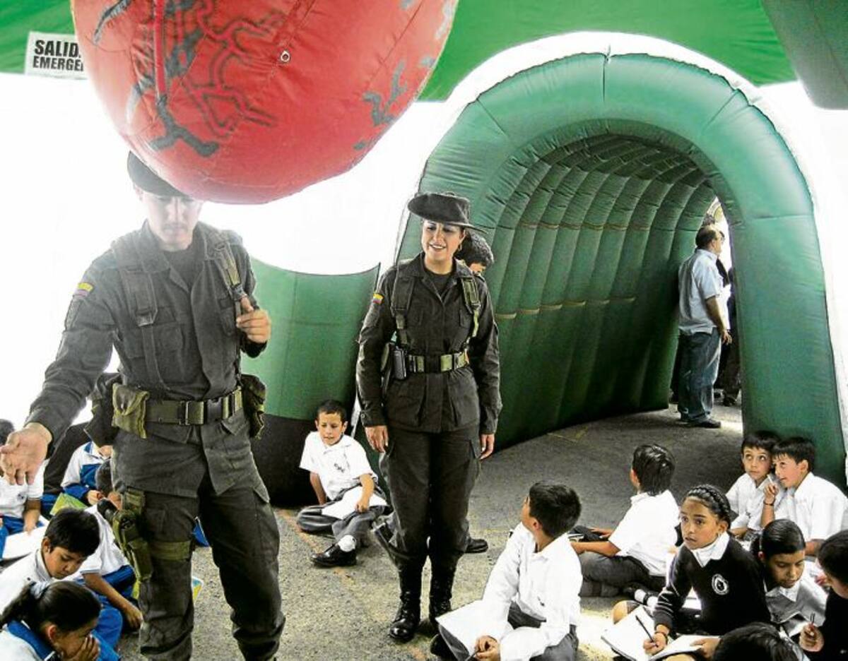 Diana Torres Castellanos, mayor de la Policía Antinarcóticos, en plena labor con los estudiantes. FOTOS: ARCHIVO / PARTICULAR COLPRENSA