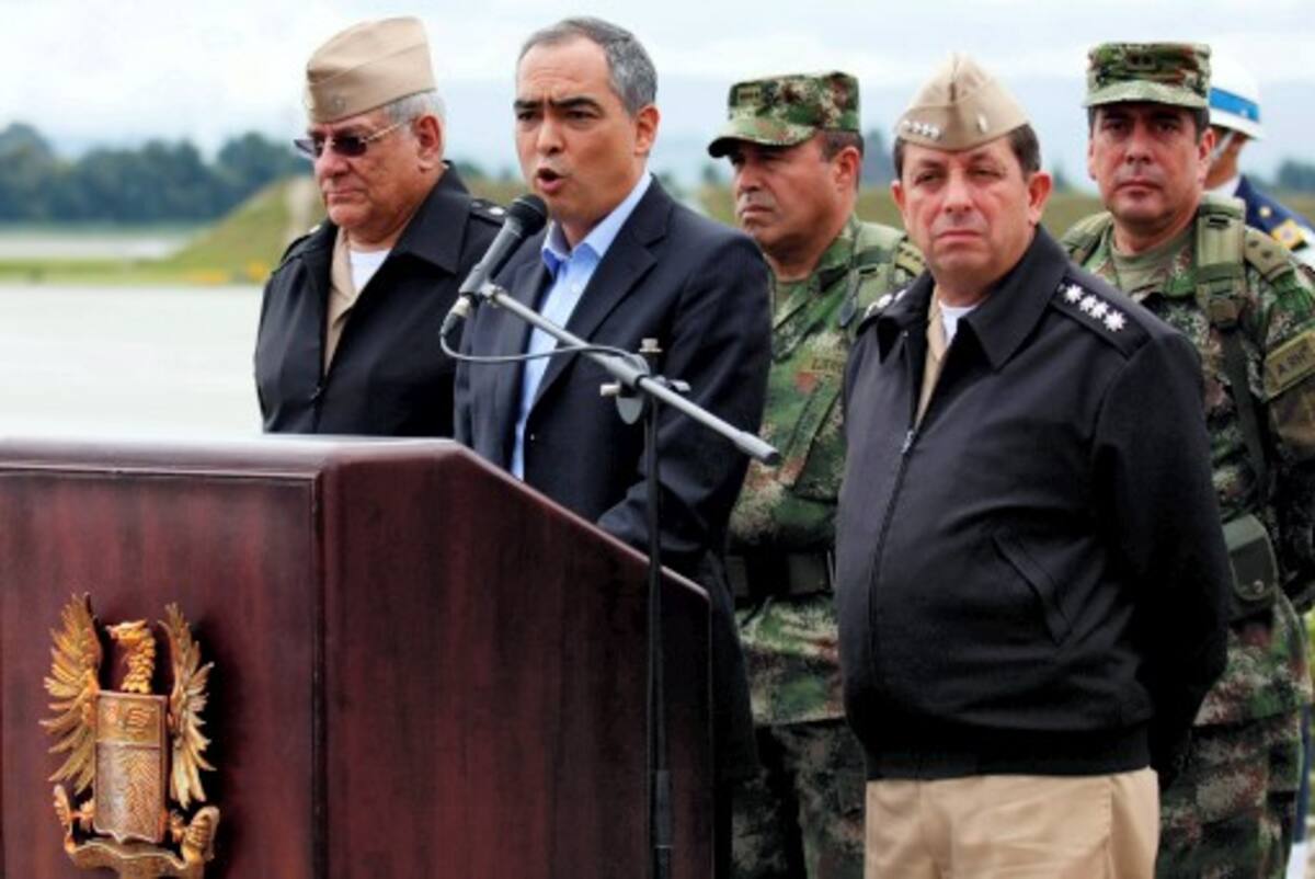 El ministro Rivera dio las declaraciones en respuesta a los rumores sobre fricciones en las FF.MM. por la salida del general Matamoros. El Ministro, acompañado por la Cúpula Militar. COLPRENSA
