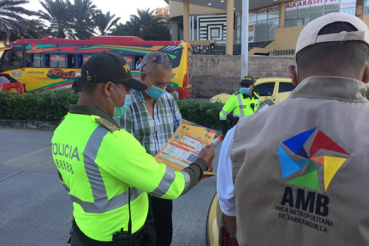 Acuerdan mecanismos de control para frenar abusos en tarifas de taxistas