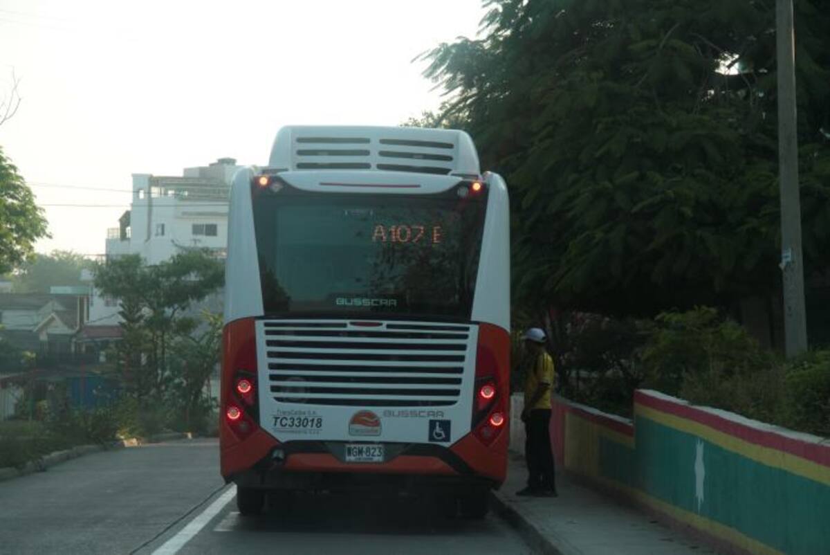 Los buses de Transcaribe cubriendo la ruta alimentadora Blas de Lezo. ZENIA VALDELAMAR- EL UNIVERSAL