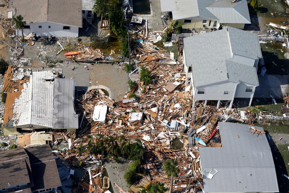 Esta foto aérea muestra casas dañadas y escombros después de Ian, en Fort Myers, Florida. //AP