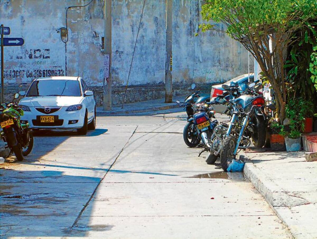 A diario muchas motos invaden el Cuarto Callejón de La Rochela, en Manga.