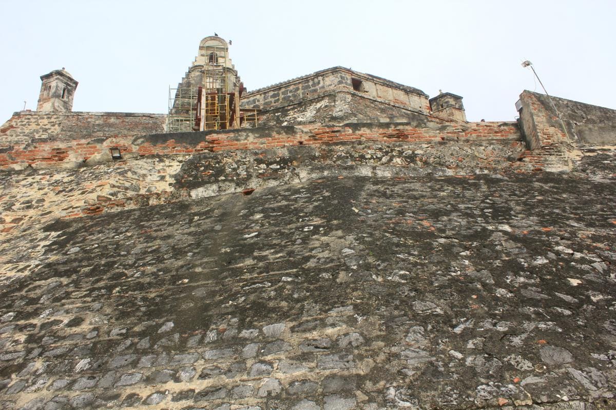 ¿Falta de mantenimiento? Alerta por costra negra en el Castillo San Felipe
