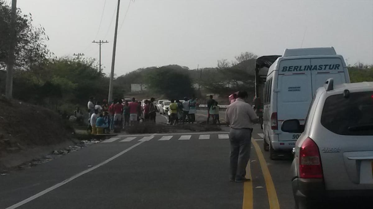 A través de las redes sociales, nuestros Ciudadanos Reporteros informaron del bloqueo. @kiancantillo