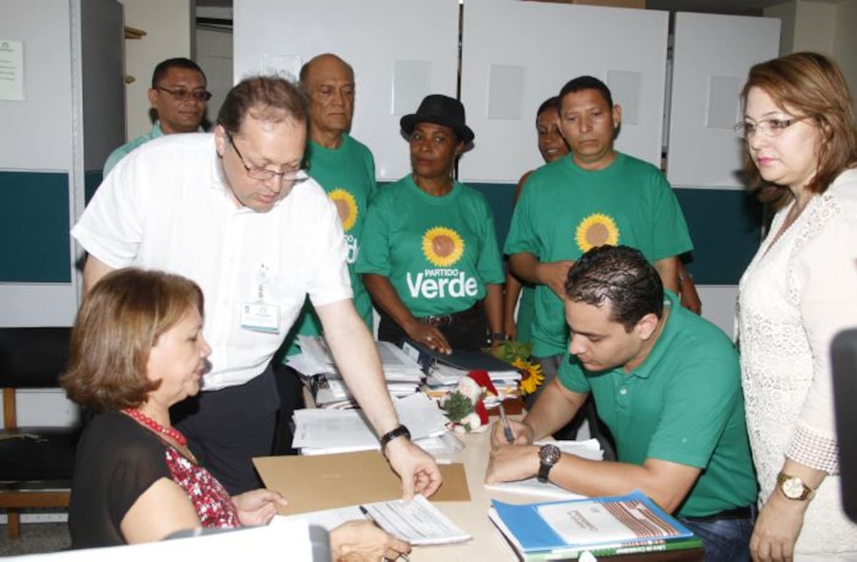 Los delegados del registrador, Omar Guevara y Patricia Cárdenas, inscriben a los candidatos del Partido Alianza Verde, Antonio Dáger (firmando), José Polo, Junio Fernández, Edwin Morillo y Sady Luz Parades. ÓSCAR DÍAZ.