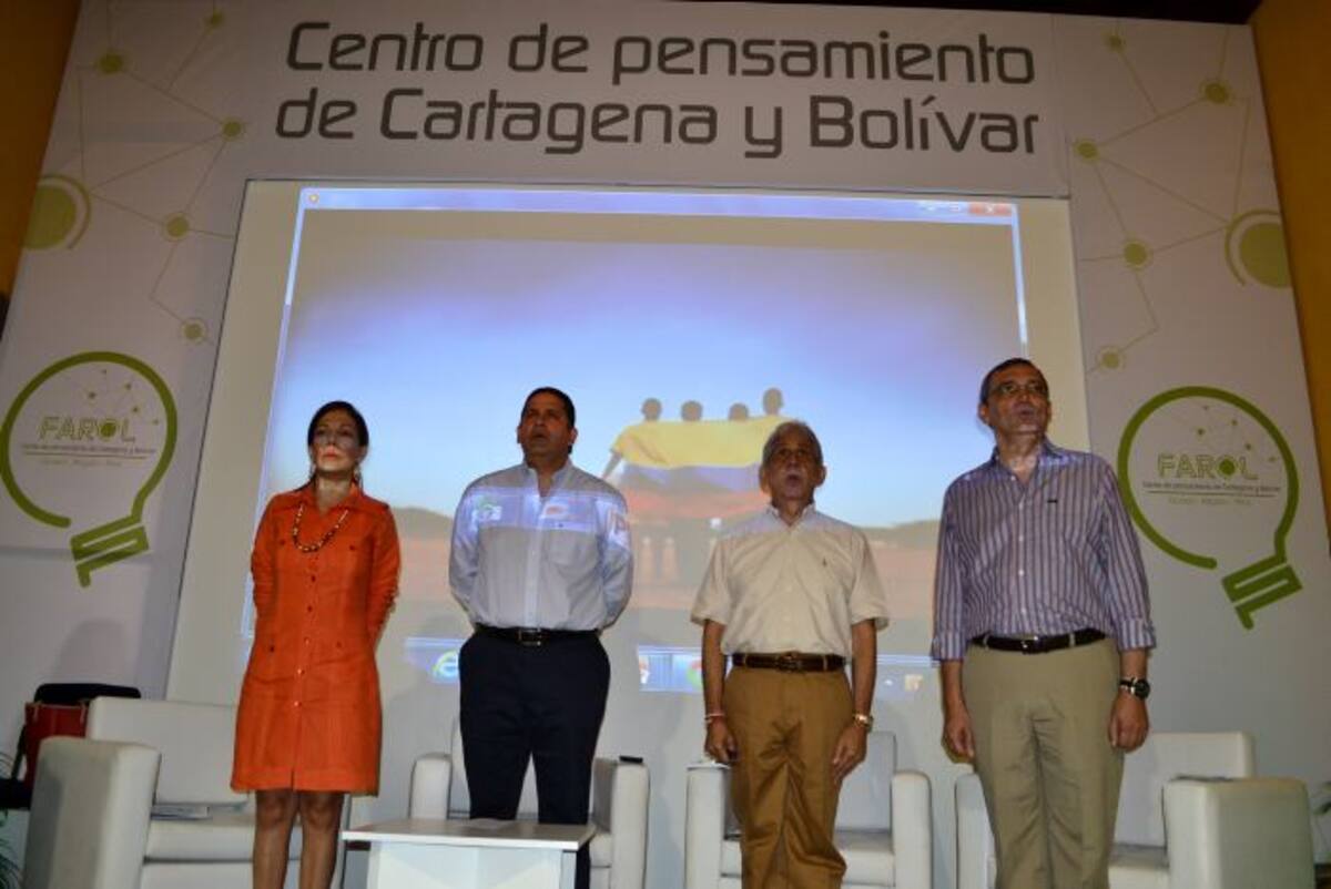 Fanny Guerrero, presidenta de la junta directiva de la Cámara de Comercio de Cartagena; Juan Carlos Gossaín, gobernador de Bolívar; Carlos Coronado, secretario general de la Alcaldía; y José Alfonso Díaz Gutiérrez de Piñeres, presidente ejecutivo de la Cámara de Comercio, instalaron el Centro de Pensamiento de Cartagena y Bolívar Cortesía.