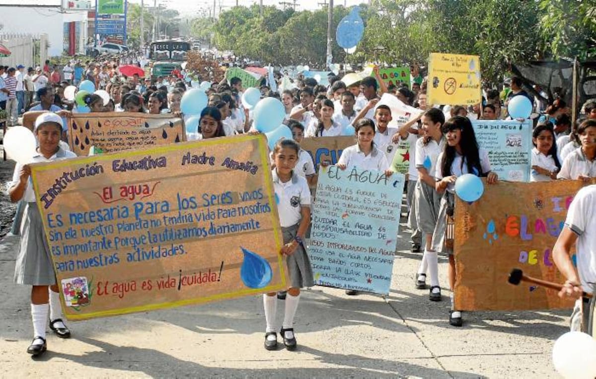 MANUEL SANTIAGO PÉREZ/EL UNIVERSAL/ Estudiantes de diferentes instituciones educativas, funcionarios y organizaciones, participaron en la caminata de celebración del Día Mundial del Agua.